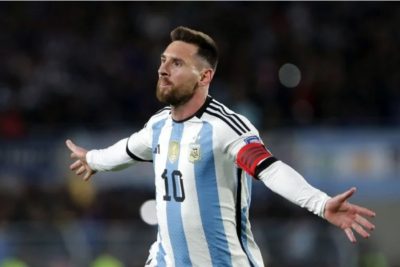 Messi lập siêu phẩm giúp ĐT Argentina có 3 điểm đầu tiên